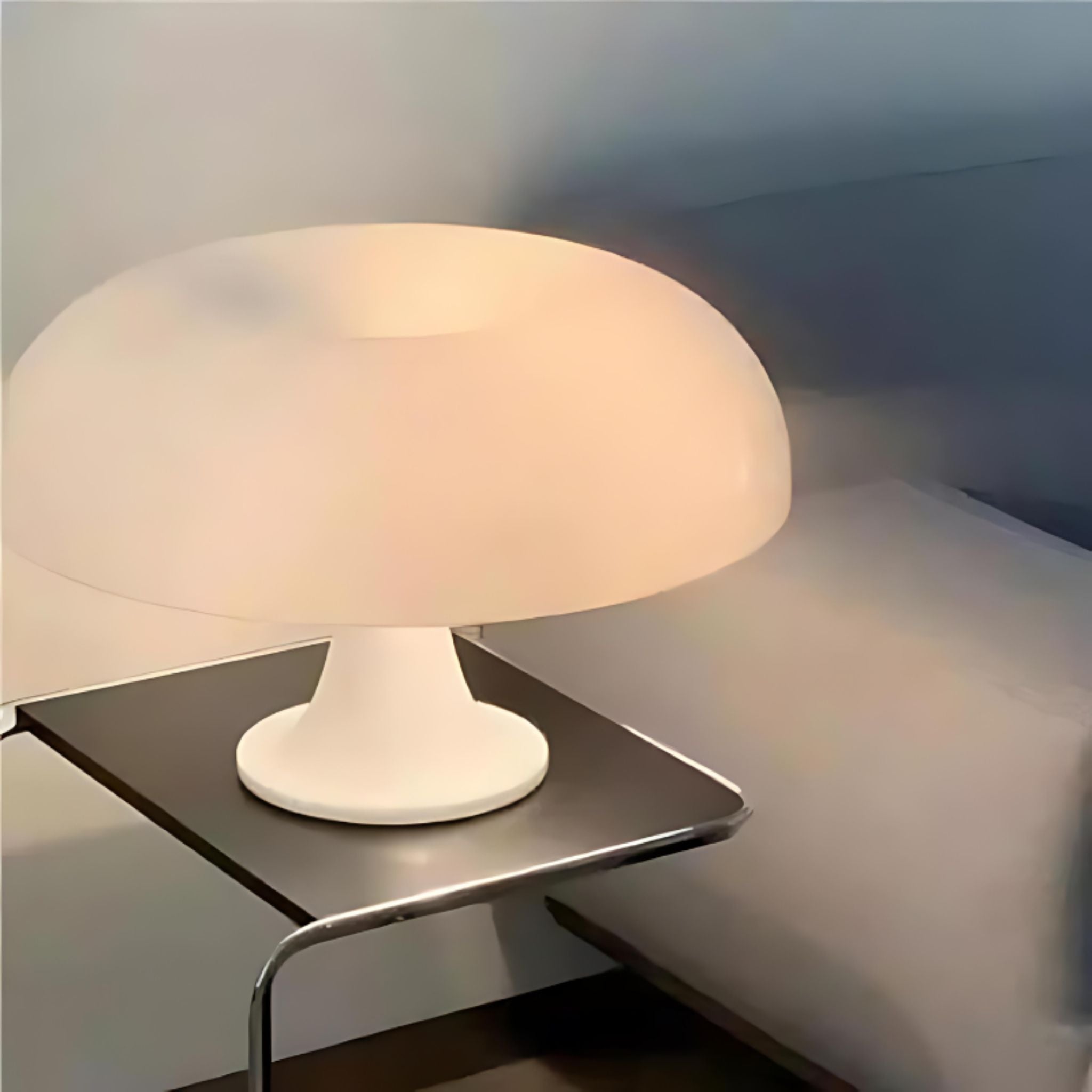 Vit retro bordslampa i skandinavisk inredning med mjuka former och behagligt ljus