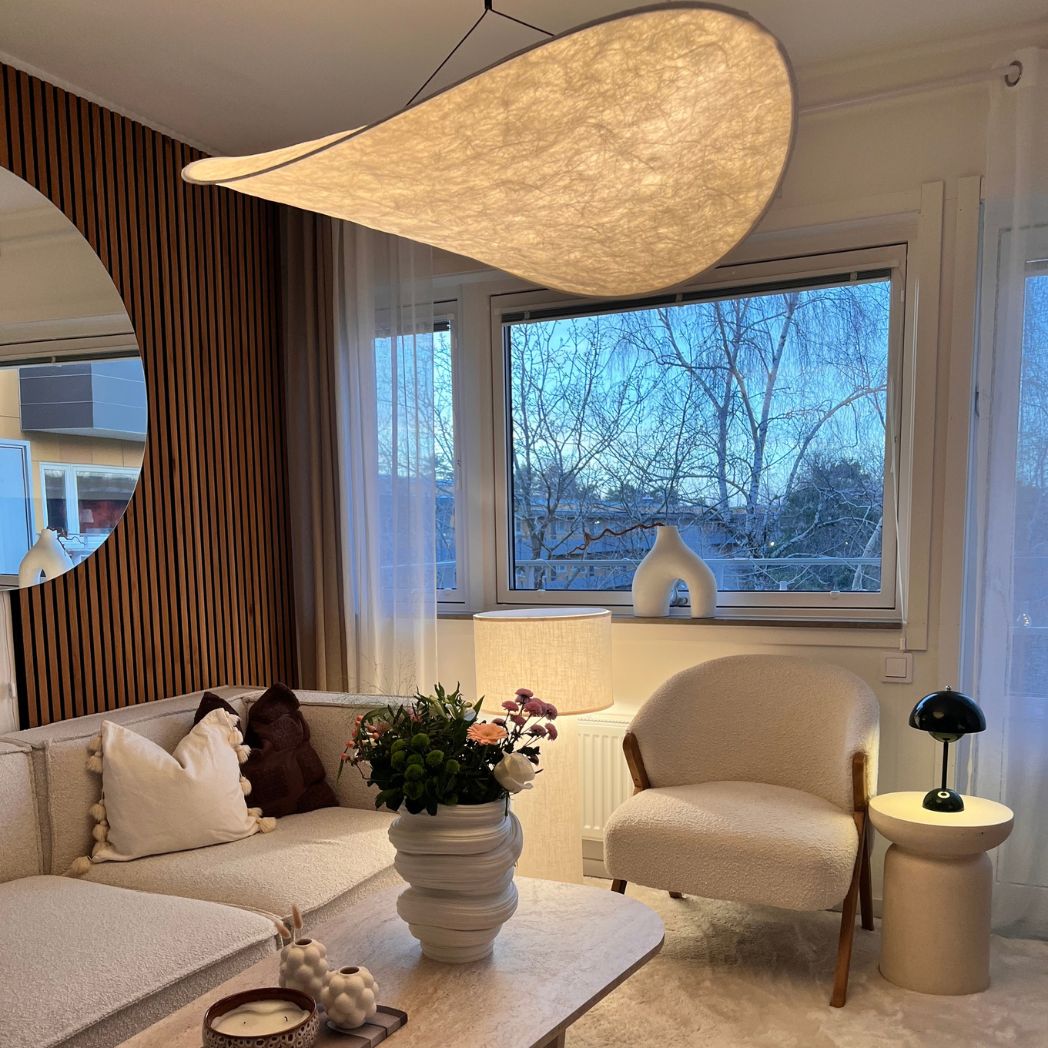 Sailing taklampa tillsammans med grön Flowerbud portabel bordslampa i skandinavisk inredning