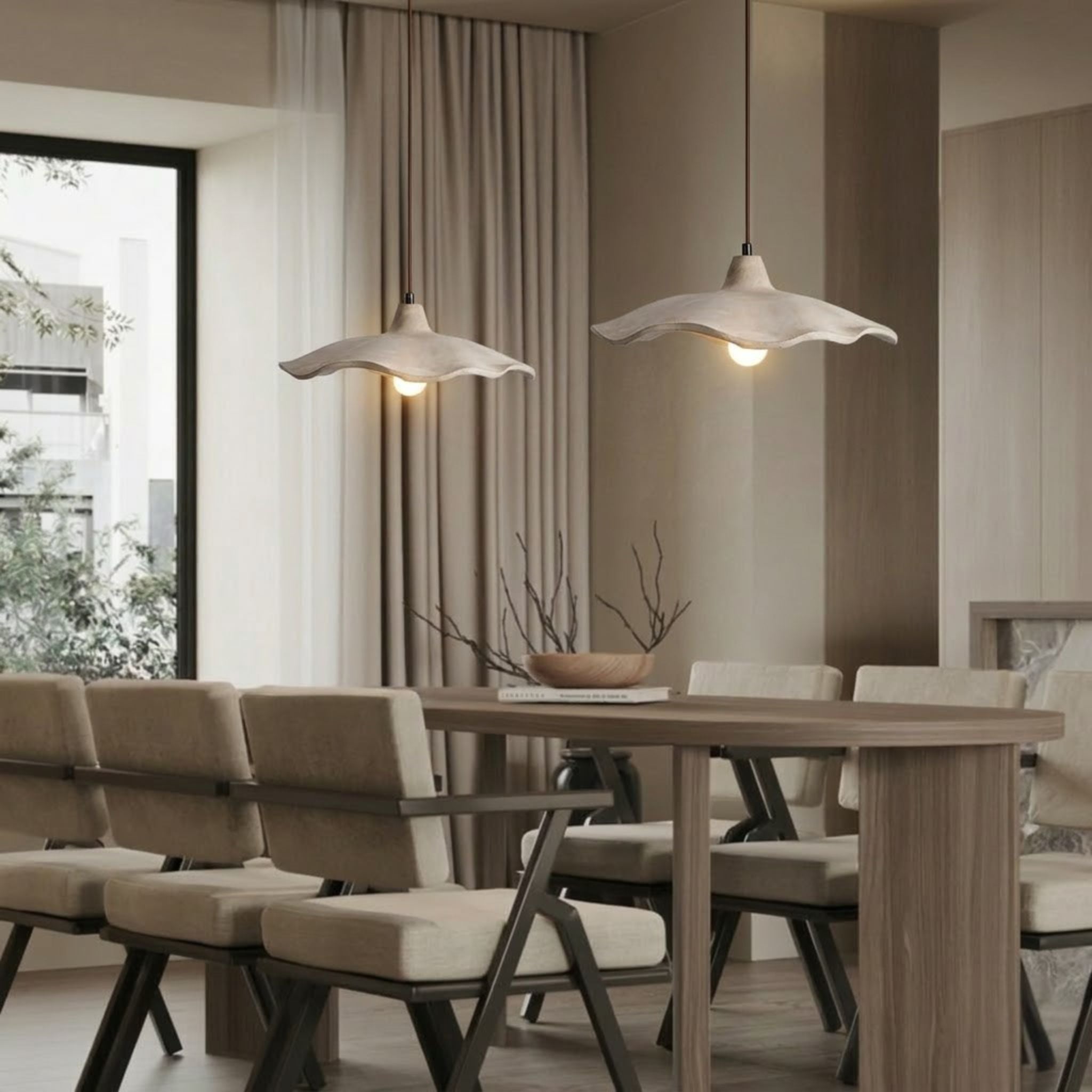 Taklampa Aladin i greige med vågig form, hängande över matbord i modern skandinavisk inredning