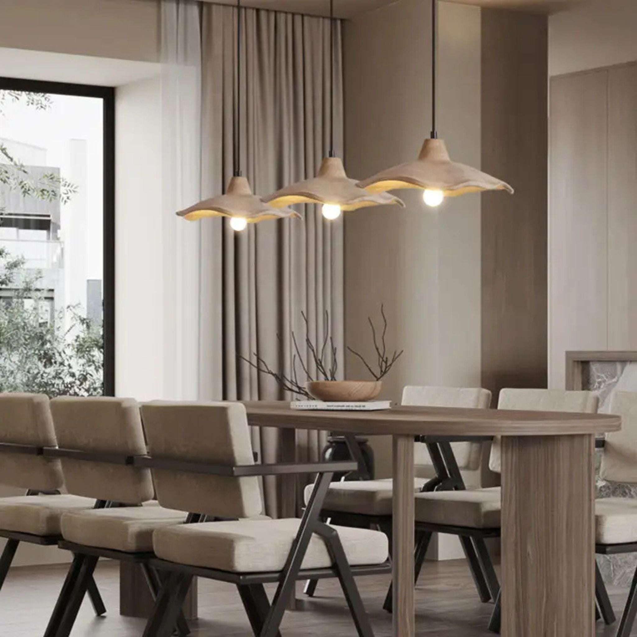 Taklampa Aladin i rad över matbord i modern skandinavisk matplats med beige toner och varm belysning.