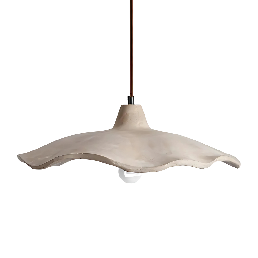 Taklampa Aladin i beige med handgjord, organisk form och mjuka vågiga kanter – stilren design för matplats eller vardagsrum.
