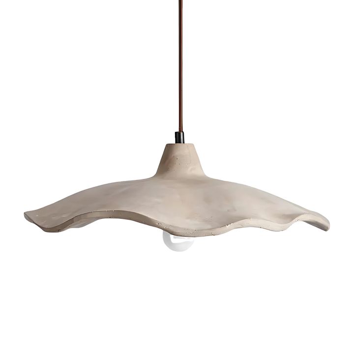 Taklampa Aladin i beige med handgjord, organisk form och mjuka vågiga kanter – stilren design för matplats eller vardagsrum.