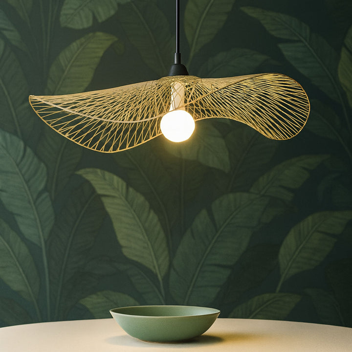 Taklampa Arbor tänd monterad över bord i stilren miljö