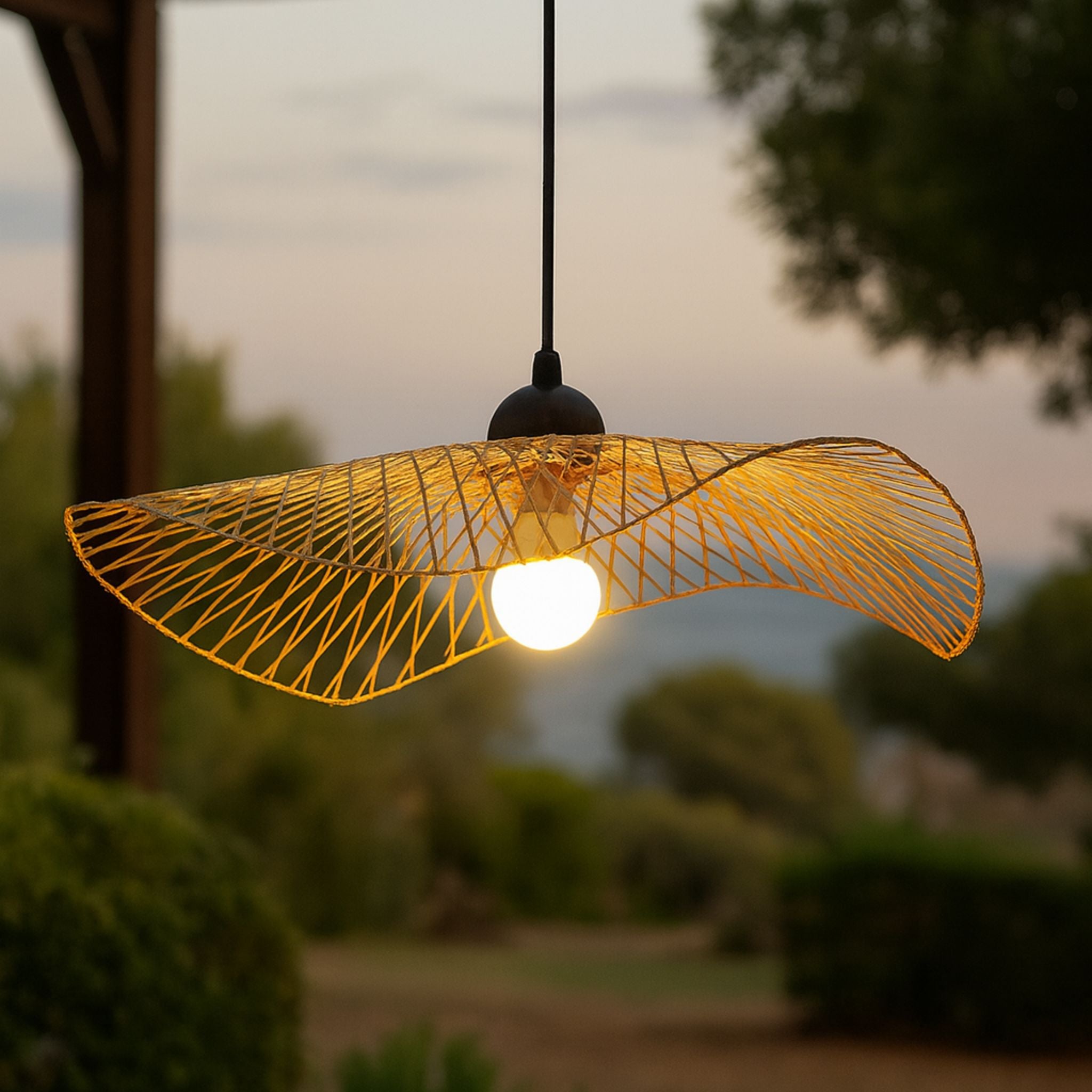 Taklampa Arbor tänd i skyddad utomhusmiljö med varm belysning