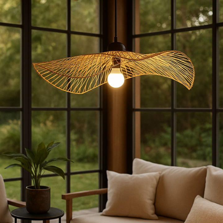 Taklampa Arbor tänd i vardagsrum med mjukt stämningsljus