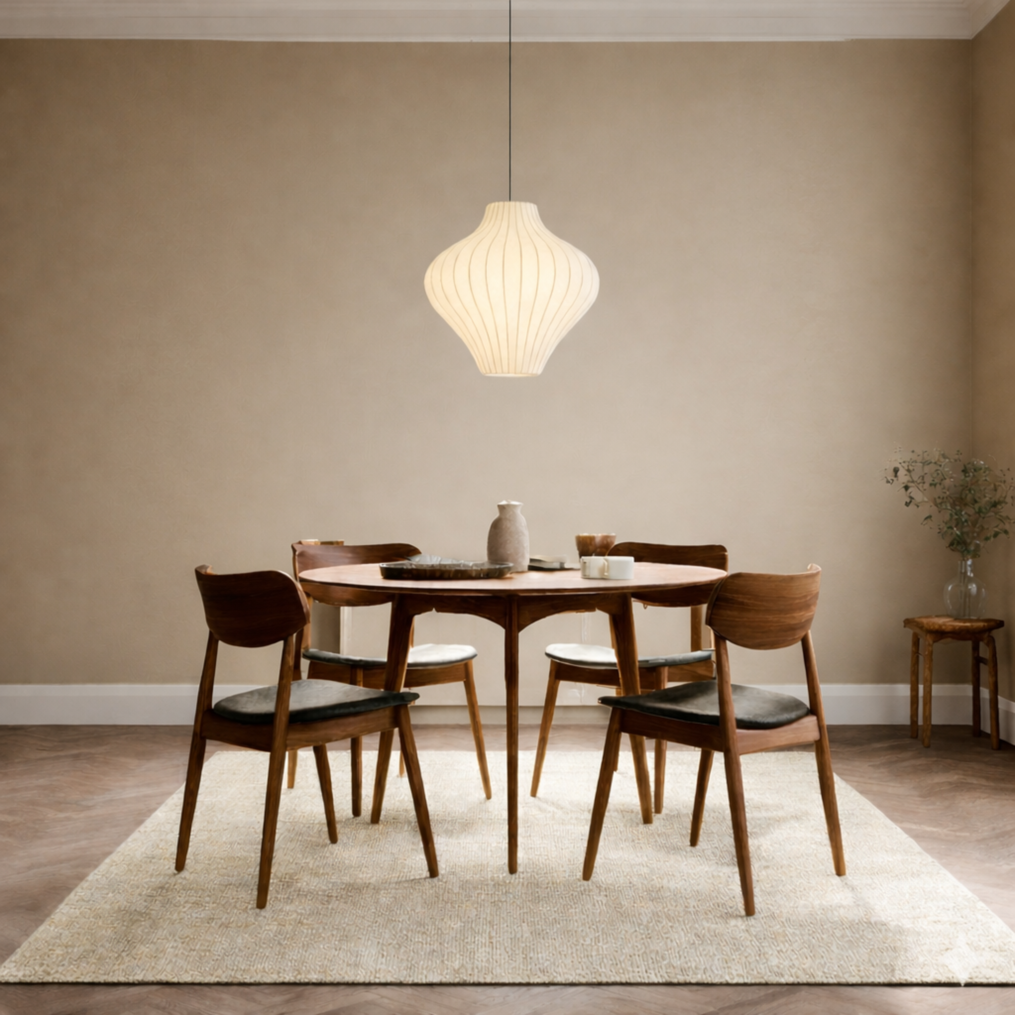 Taklampa Baluster i vit design ovanför runt matbord i elegant skandinavisk matplats – dekorativ pendellampa med mjuka former och behaglig ljusspridning.