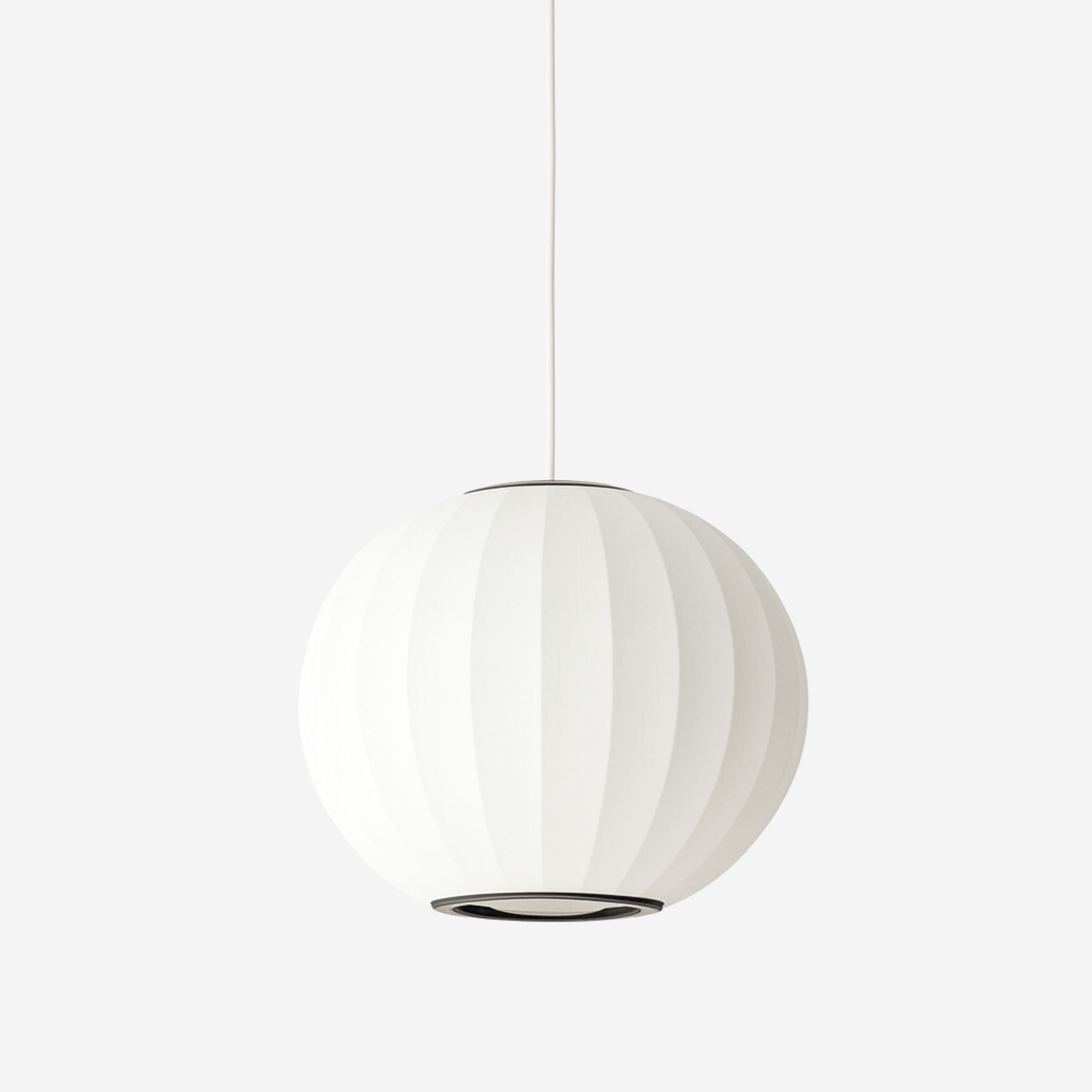 Taklampa Cacoon Boll i vitt med mjuk rund form och tidlös design – stilren pendellampa som ger ett behagligt, diffust ljus.