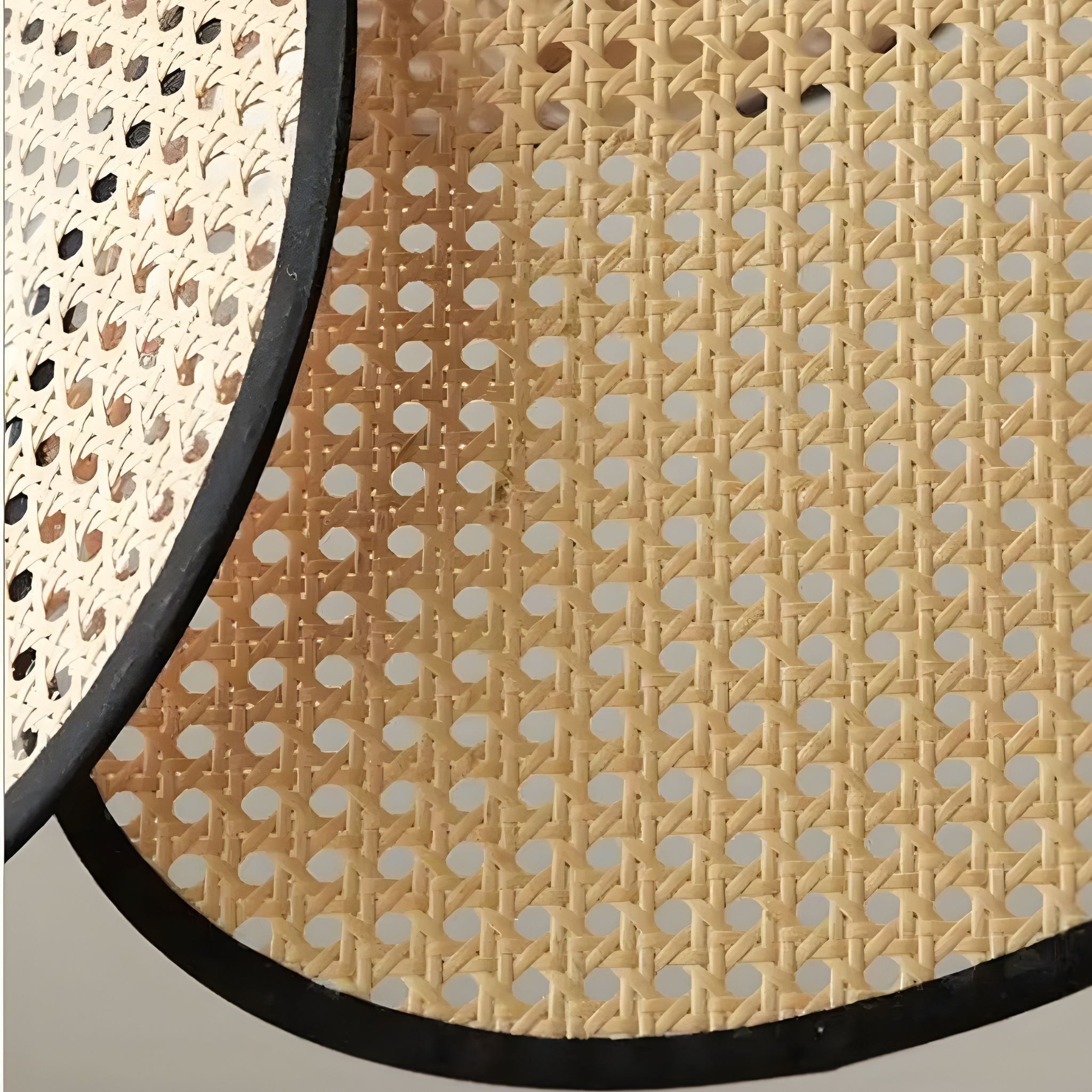 Detalj av taklampa Calima som visar flätad rottingstruktur