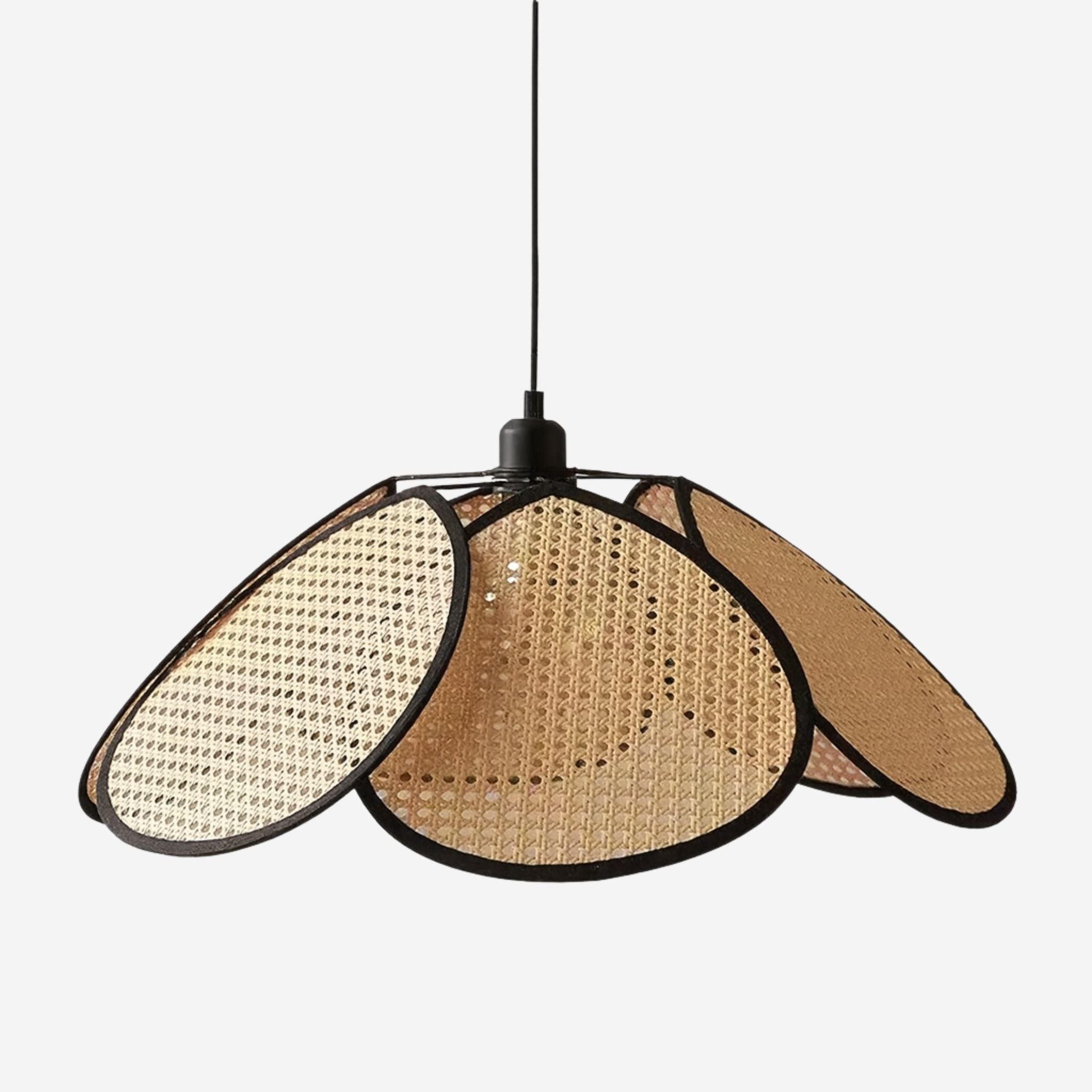 Taklampa Calima med rundad form och skärm i flätad rotting