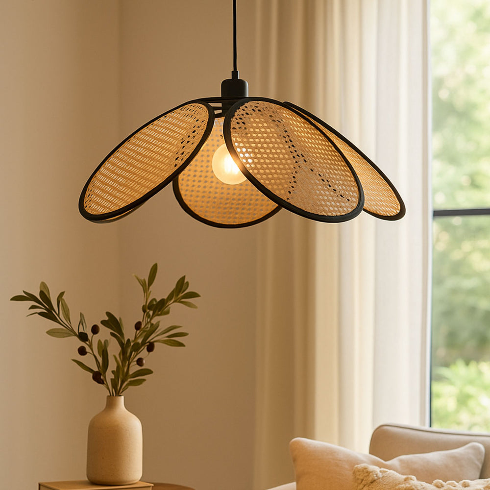 Taklampa Calima placerad över bord i ljus och neutral interiör