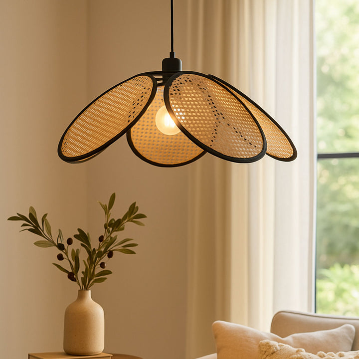 Taklampa Calima placerad över bord i ljus och neutral interiör