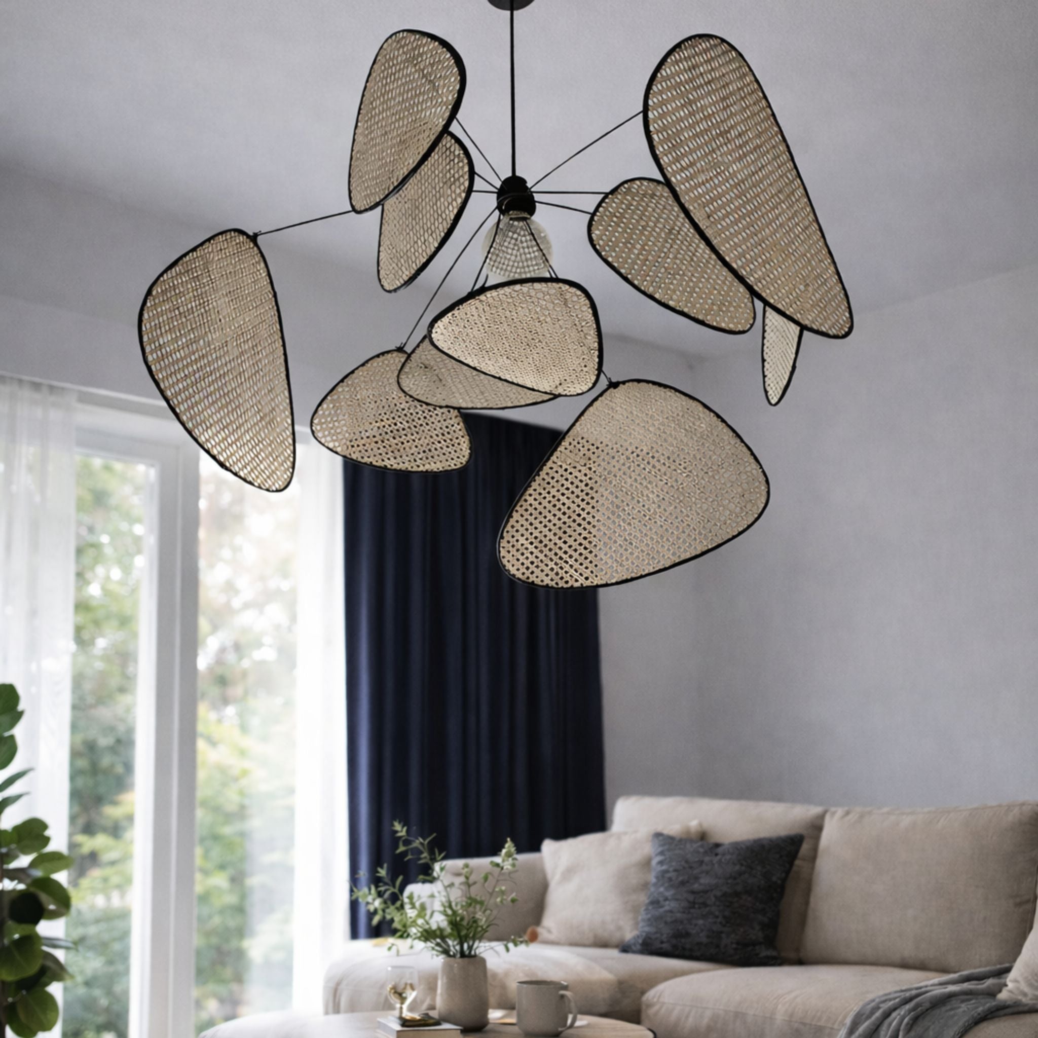 Taklampa Cannage i rotting som blickfång i modernt vardagsrum med naturliga material