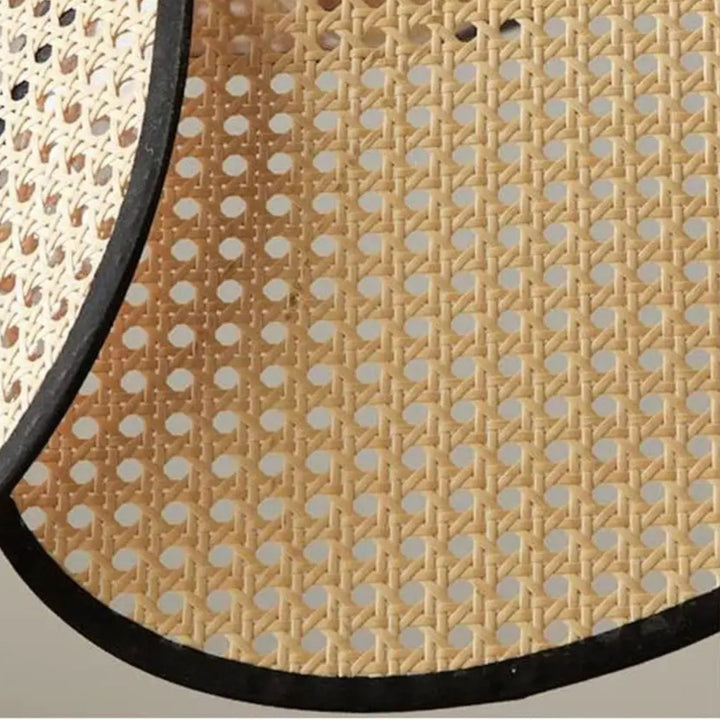 Närbild på flätad cannage-rotting i Taklampa Cannage med naturmaterial och struktur