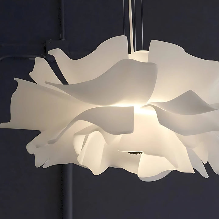 Detaljbild av Taklampa Celeste med mjuk designad form 