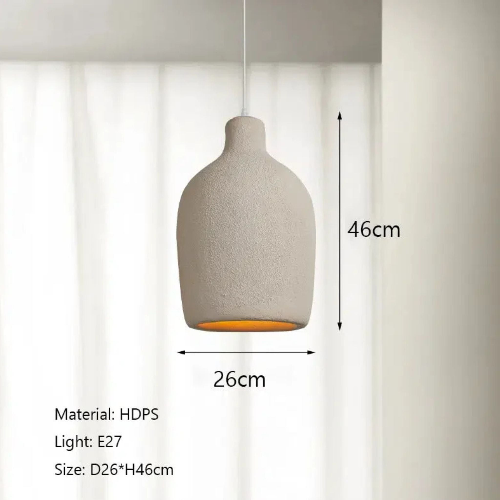 Taklampa Cirrus i modell A som är en större modell med mjuk, rund form i ljusbeige yta 