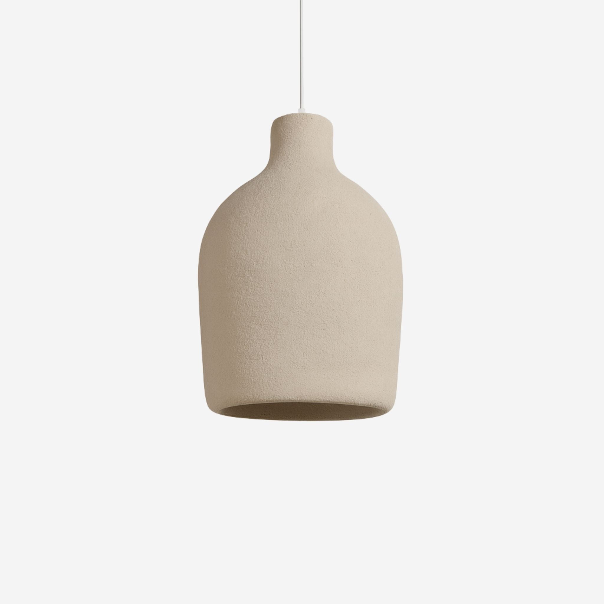 Taklampa Cirrus i modell A med mjuk, rund form i ljusbeige yta och stilren skandinavisk design.