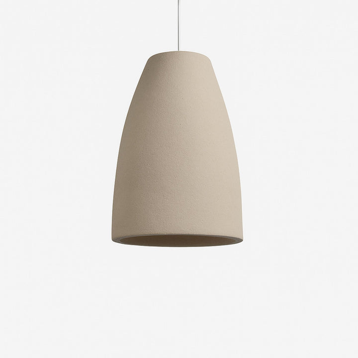 Taklampa Cirrus i C modell med mjuk, rund form i ljusbeige yta och stilren skandinavisk design.