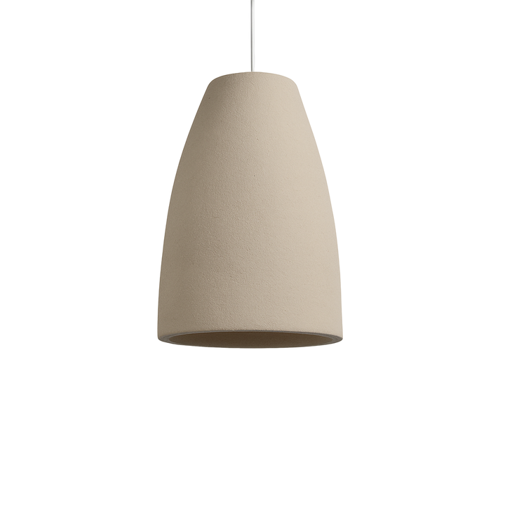 Taklampa Cirrus i modell Cone med mjuk, rund form i ljusbeige yta och stilren skandinavisk design.