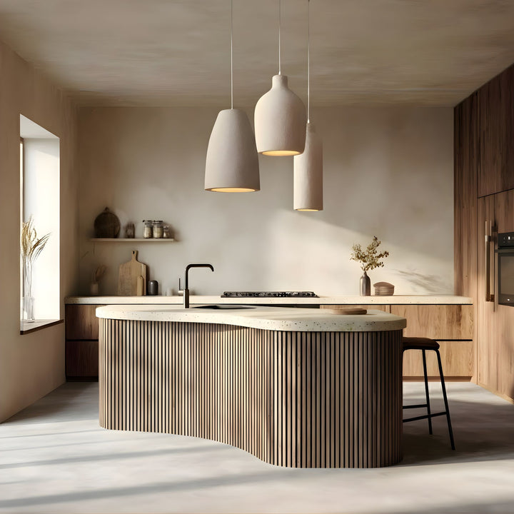 Taklampa Cirrus placerade över köksö i ett modernt skandinaviskt kök med naturmaterial och mjuk belysning.