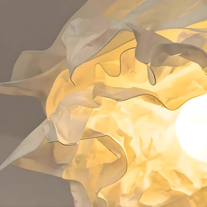 Detaljbild på Taklampa Cloudy som visar det mjuka materialet och det diffusa ljusinsläppet