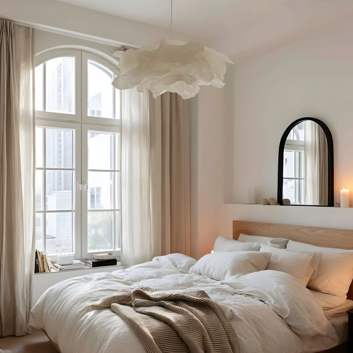 Taklampa Cloudy i sovrum som ger ett varmt och rogivande ljus över sängen