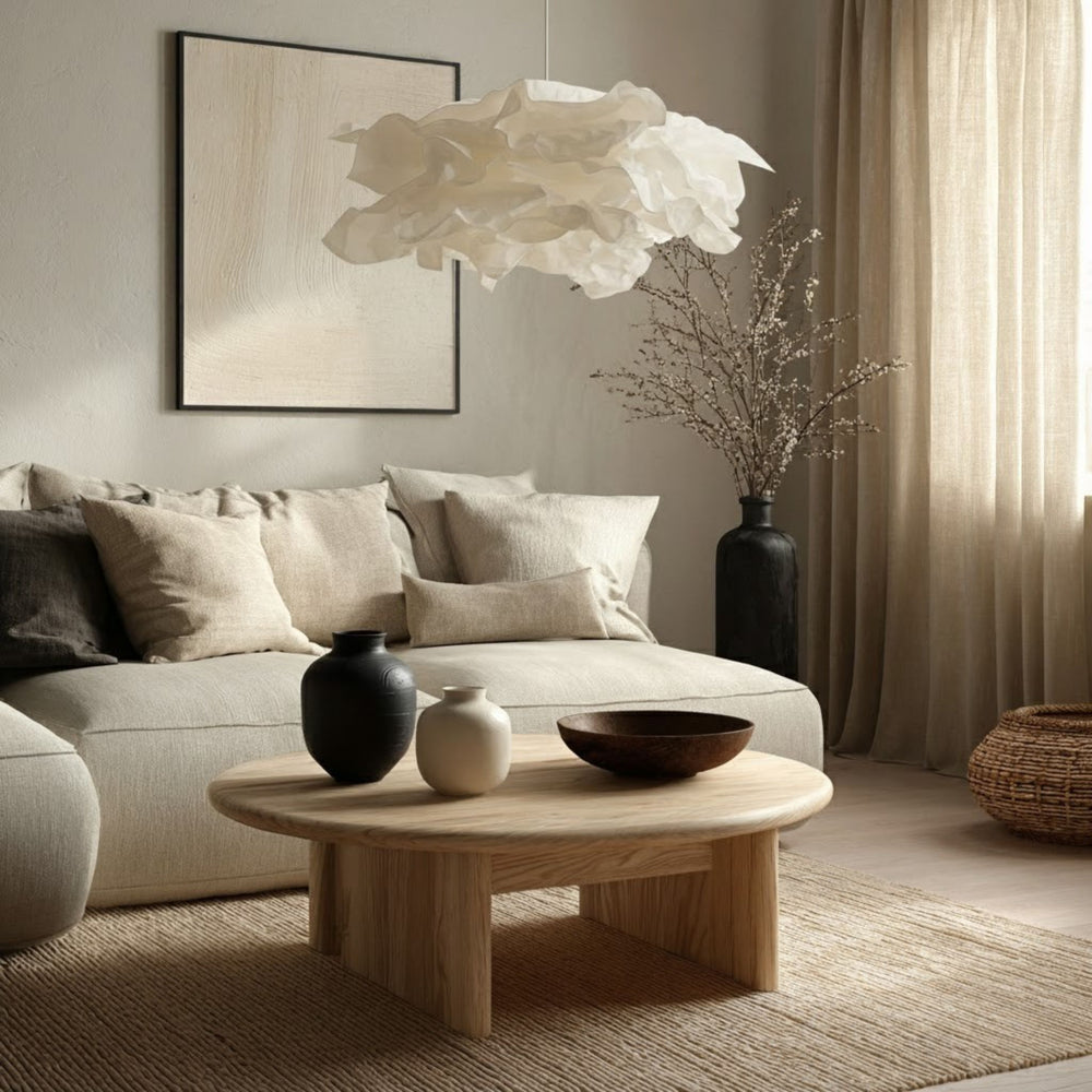 Taklampa Cloudy i vardagsrum med skandinavisk inredning som skapar ett mjukt och harmoniskt ljus