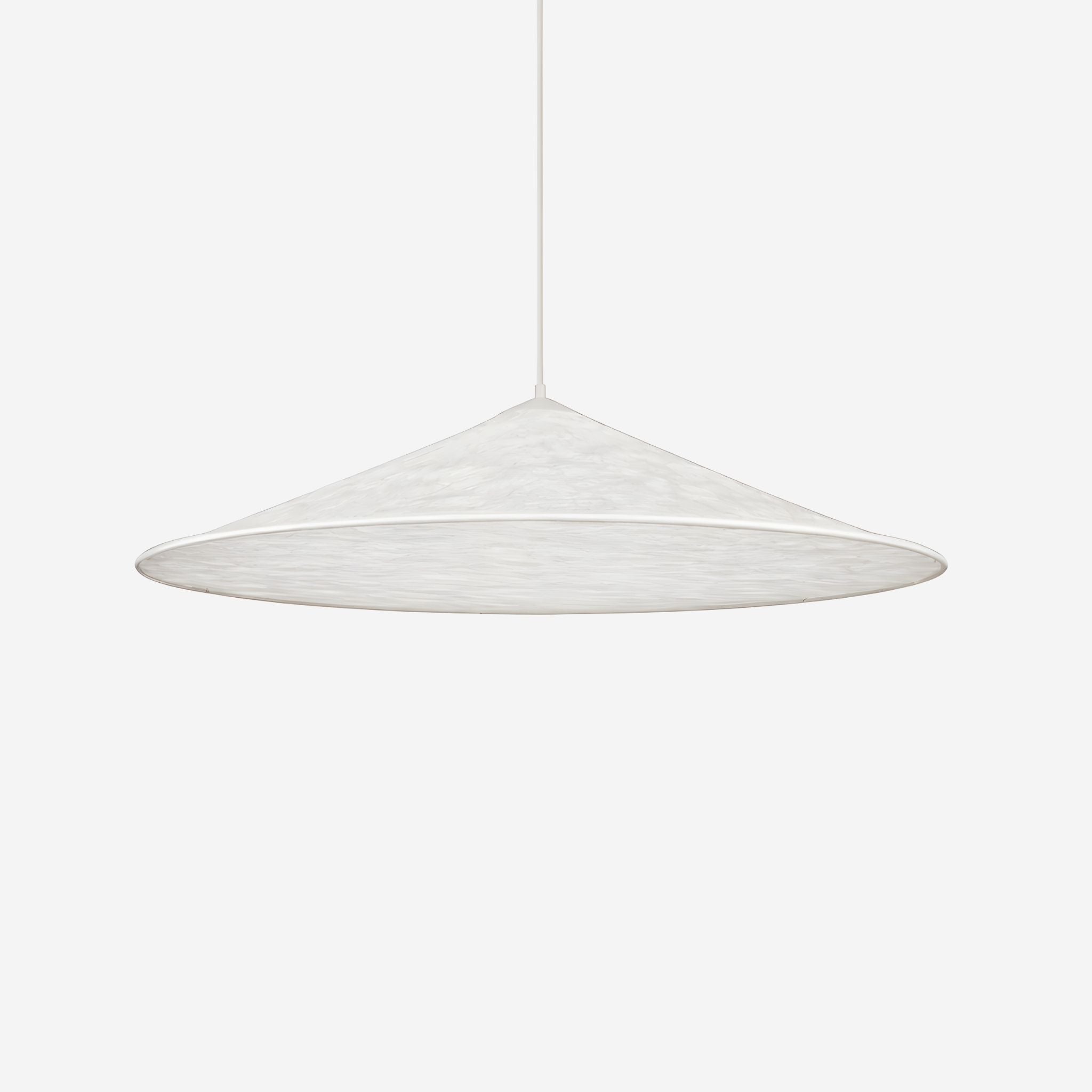 Taklampa Delta i vitt Dupont-papper med bred rund skärm i modern skandinavisk design på vit bakgrund.