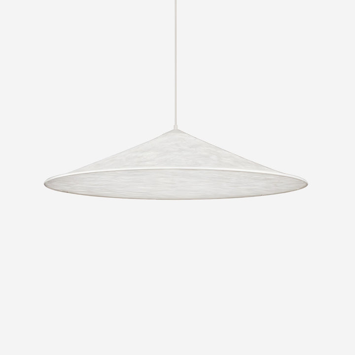 Taklampa Delta i vitt Dupont-papper med bred rund skärm i modern skandinavisk design på vit bakgrund.