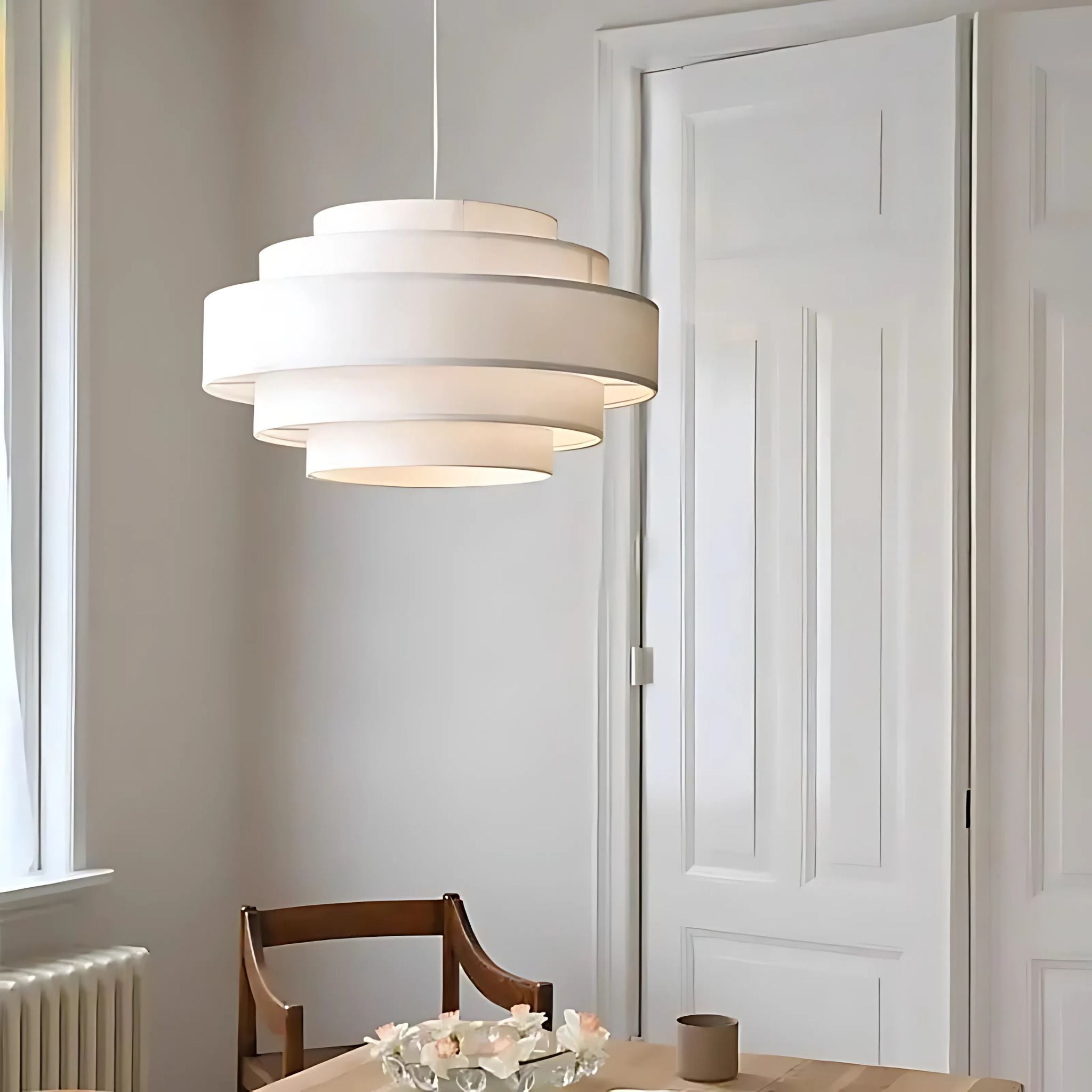 Taklampa Helix ovanför matbord vid fönster i ljus och stilren miljö