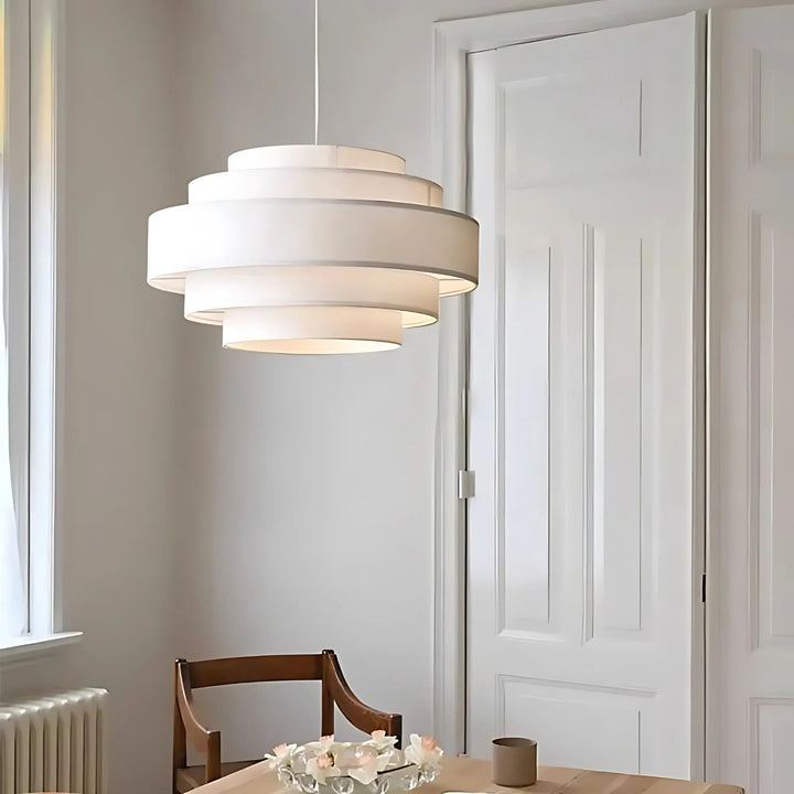 Taklampa Helix ovanför matbord vid fönster i ljus och stilren miljö