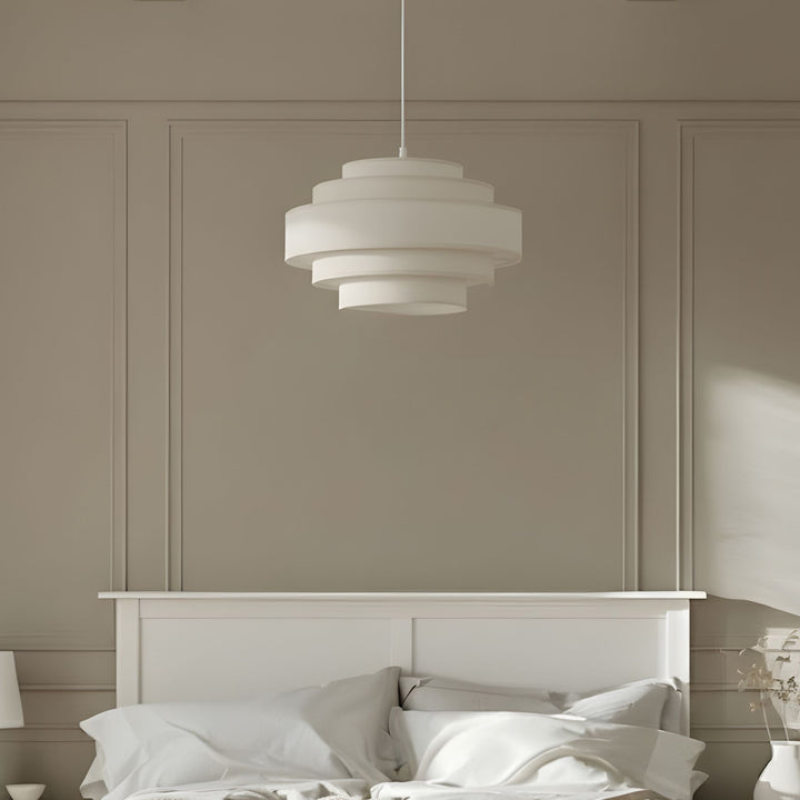 Taklampa Helix över säng i sovrum med beige väggpanel och mjuk dagsbelysning 