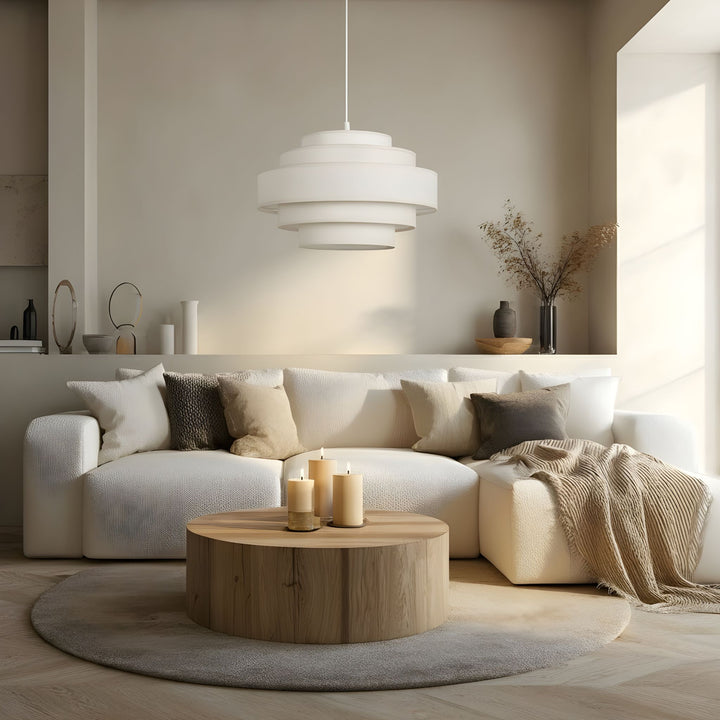 Taklampa Helix i vardagsrum ovanför soffa och runt soffbord i skandinavisk inredning