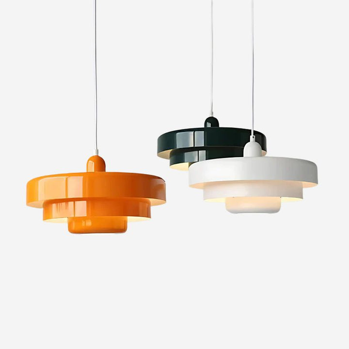 Taklampa Italia i flera färgvarianter med modern, skandinavisk design och balanserad ljusspridning.