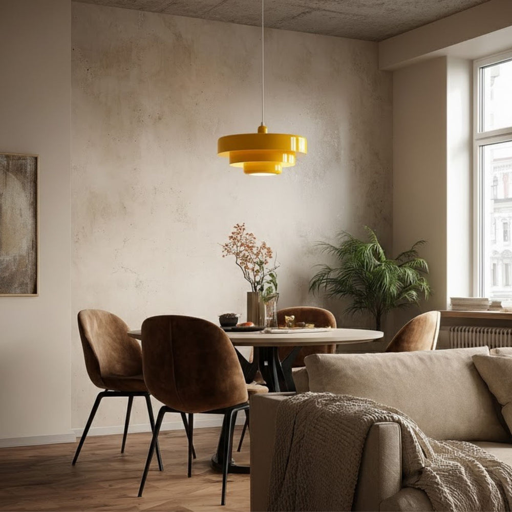 Taklampa Italia i gult ovanför matbord i varm och modern inredningsmiljö.