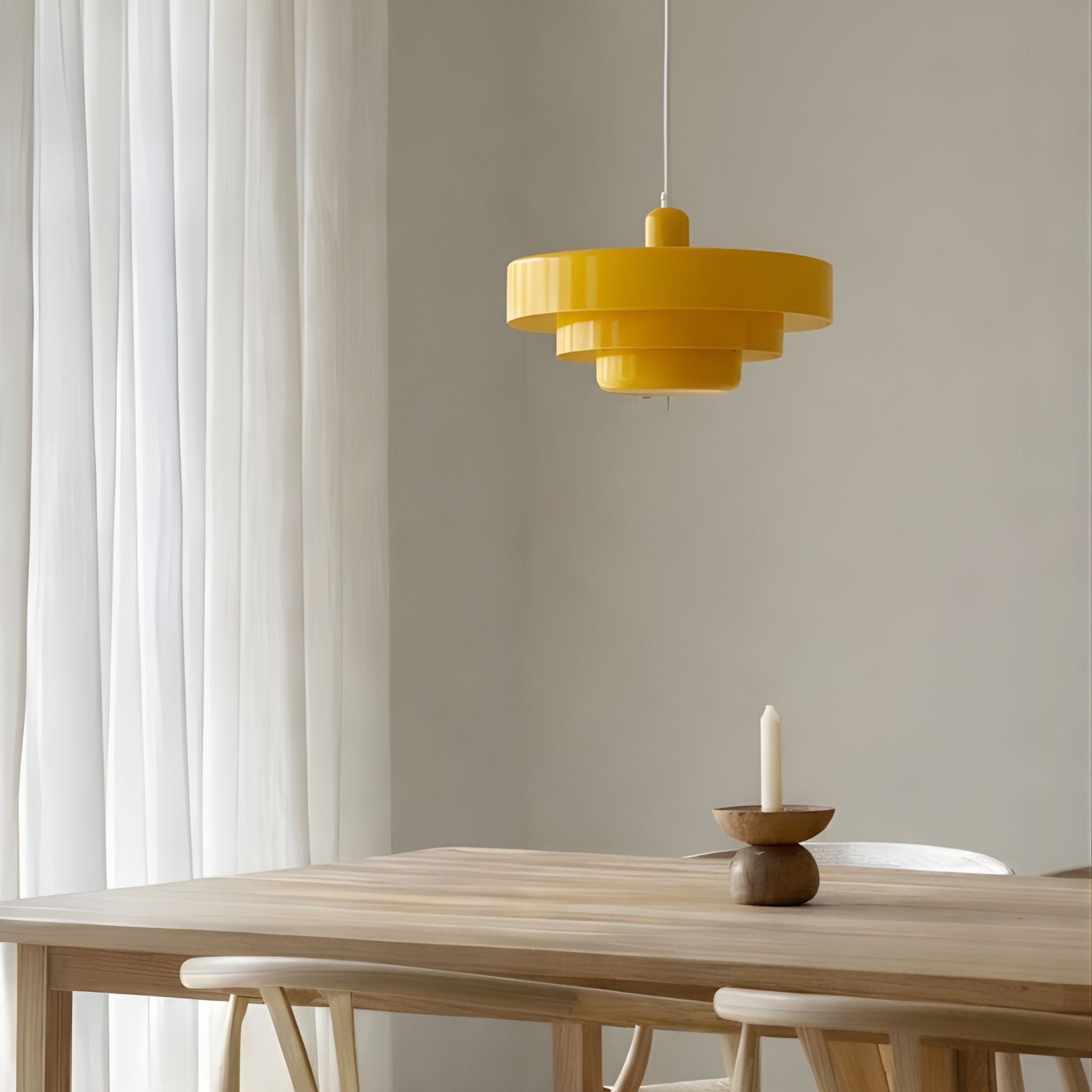 Gul taklampa Italia i retroinspirerad design ovanför träbord i ljus skandinavisk matplats – dekorativ pendellampa som ger varmt och stämningsfullt ljus.