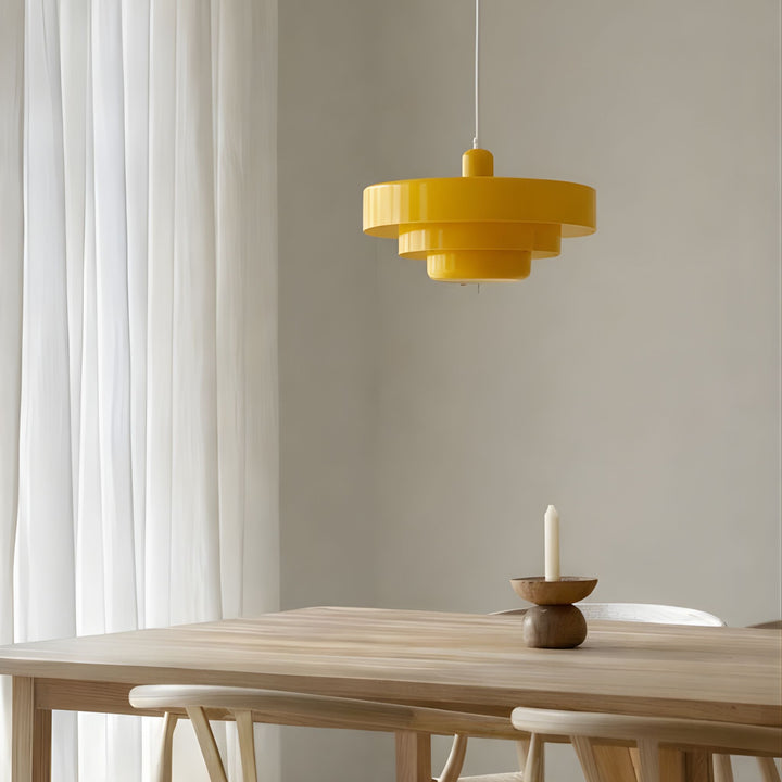 Gul taklampa Italia i retroinspirerad design ovanför träbord i ljus skandinavisk matplats – dekorativ pendellampa som ger varmt och stämningsfullt ljus.