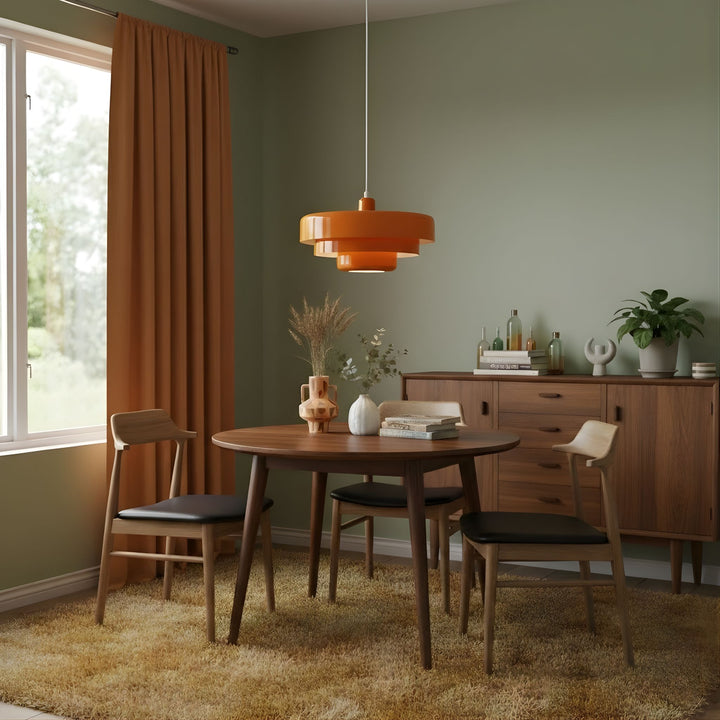 Taklampa Italia i orange ovanför matbord i varm och modern inredningsmiljö.