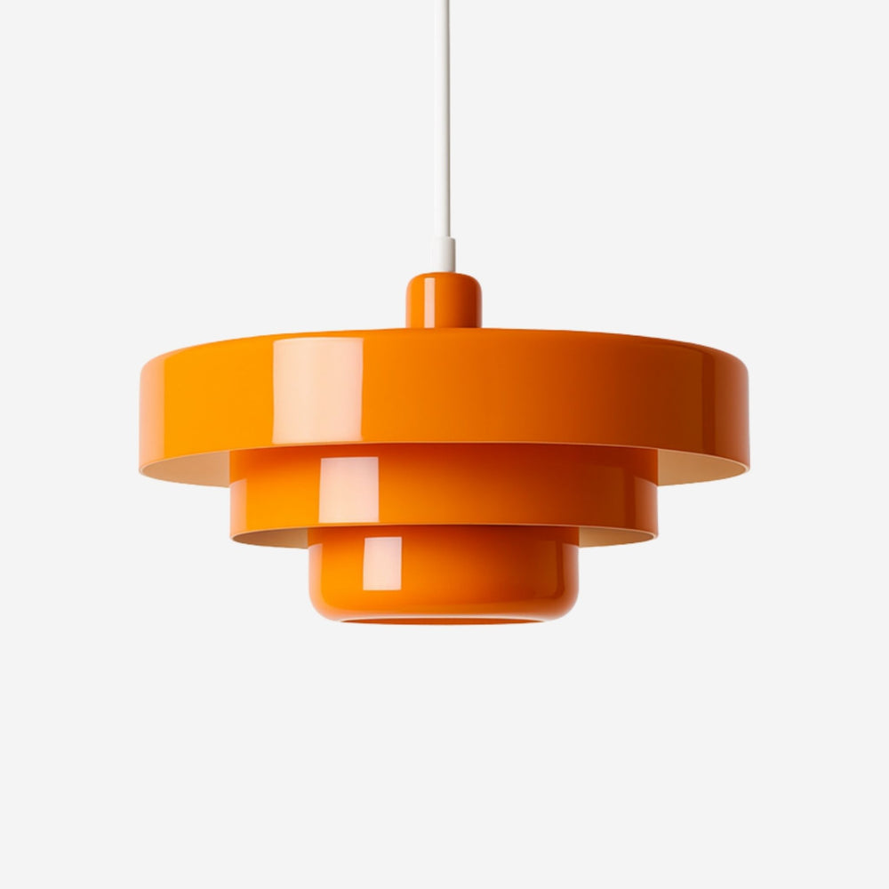Taklampa Italia i blank orange finish med ikonisk, lagerbyggd form och mjukt ljus.