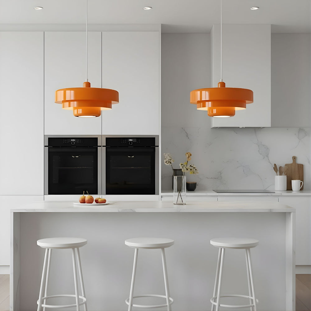 Orange taklampa Italia i modern vit köksmiljö med köksö och barstolar – retroinspirerad designpendel som ger varmt stämningsljus över matplatsen och passar skandinavisk inredning