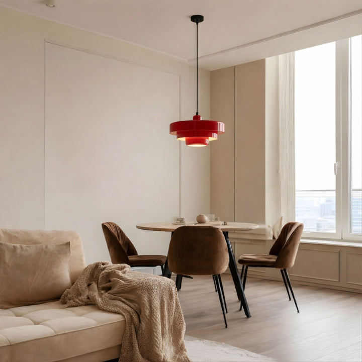 Taklampa Italia i röd ovanför runt matbord i modern skandinavisk inredning – stilren pendellampa med mjukt nedåtriktat ljus