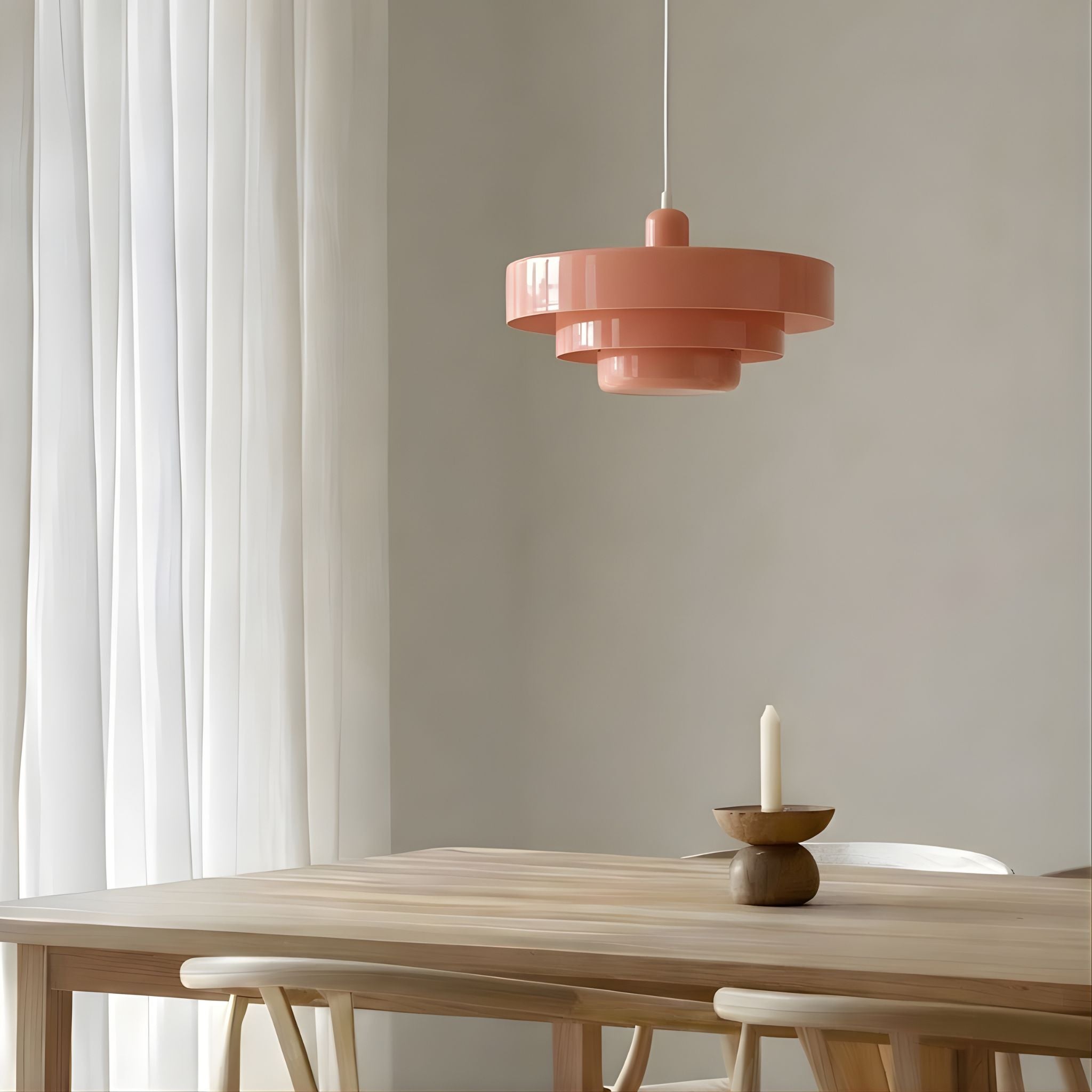 Italia taklampa i rosa färg placerad över träbord med ljus i minimalistisk och harmonisk skandinavisk inredning.
