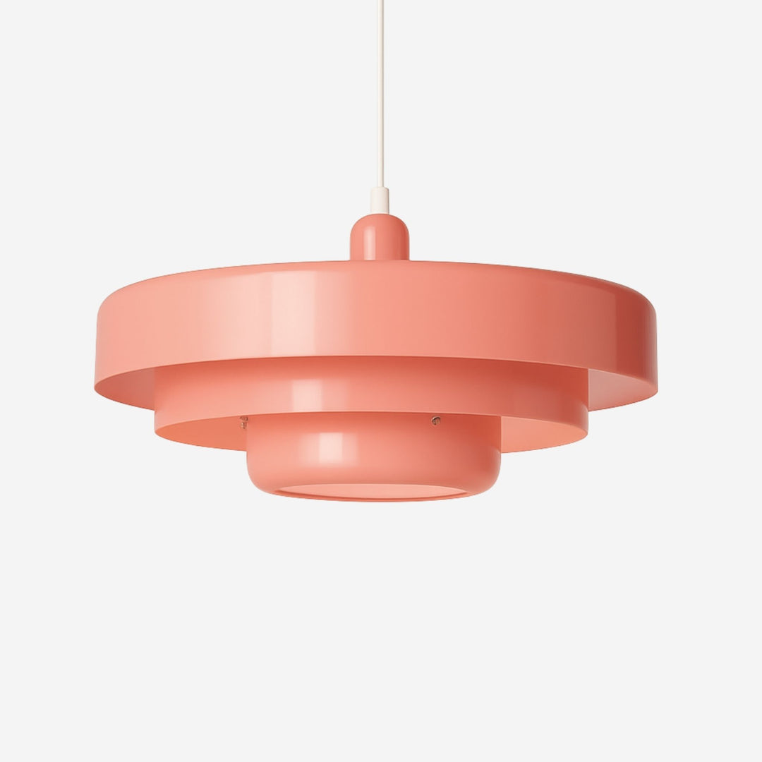 Taklampa Italia i blank rosa finish med ikonisk, lagerbyggd form och mjukt ljus.