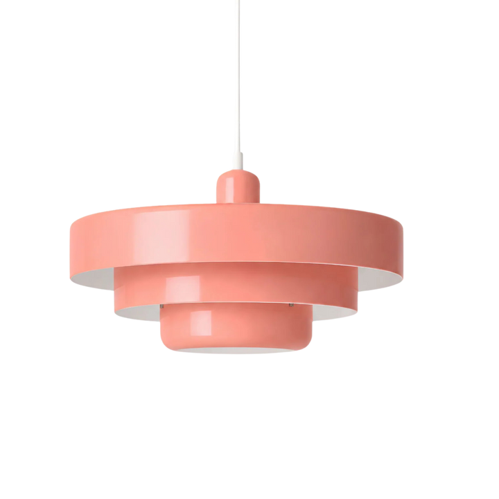 Taklampa Italia i blank rosa finish med ikonisk, lagerbyggd form och mjukt ljus.