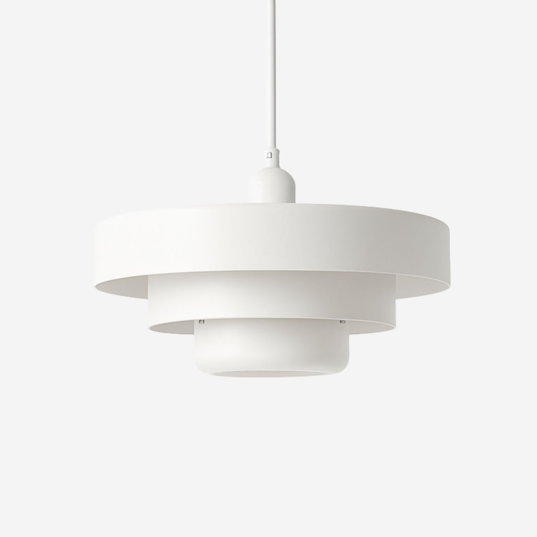 Taklampa Italia i blank vit finish med ikonisk, lagerbyggd form och mjukt ljus.