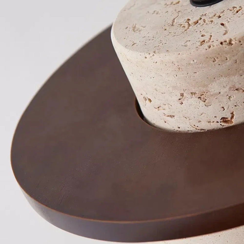 Detaljbild av Taklampa Kanso i travertin och rund träskiva i nordisk design