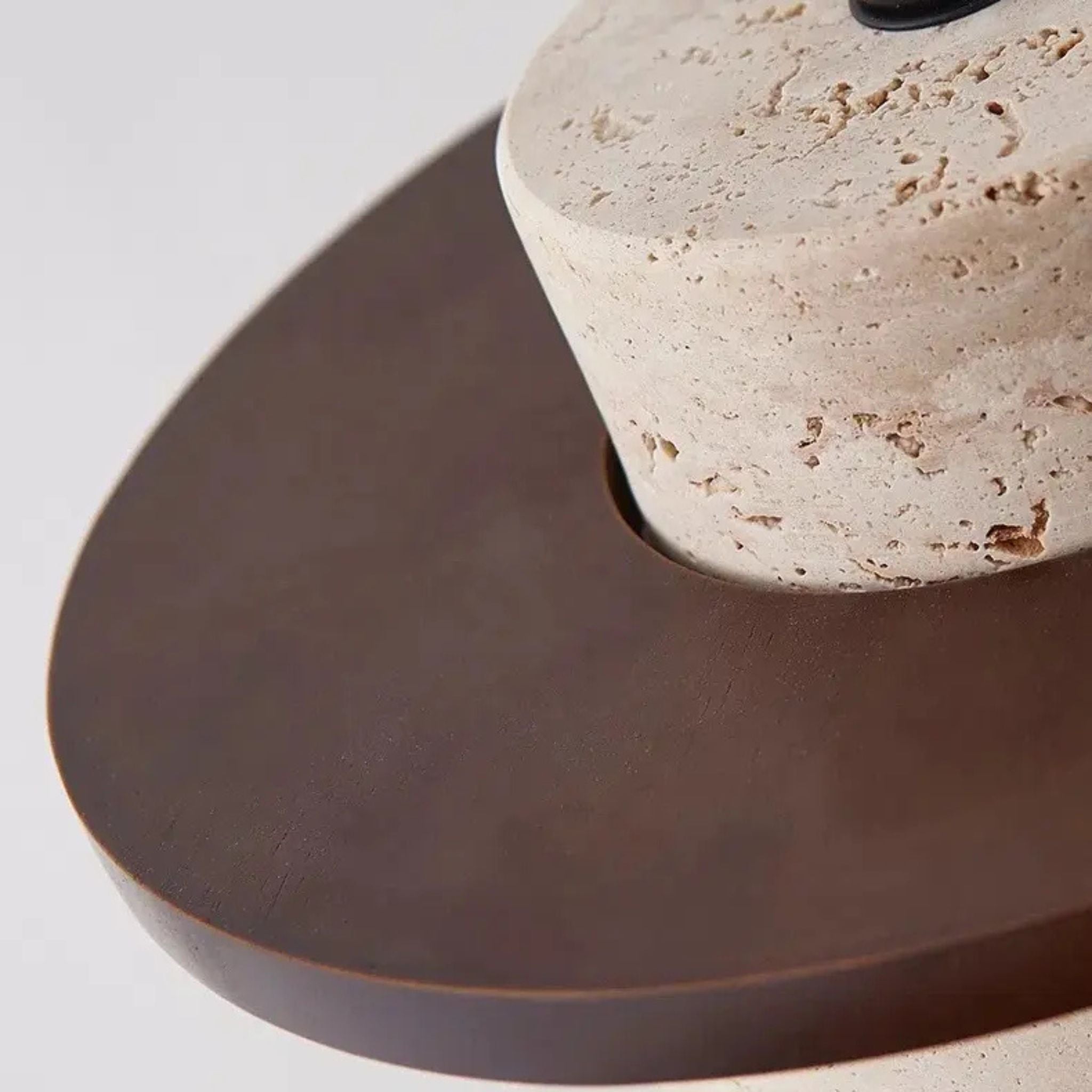 Detaljbild av Taklampa Kanso i travertin och rund träskiva i nordisk design