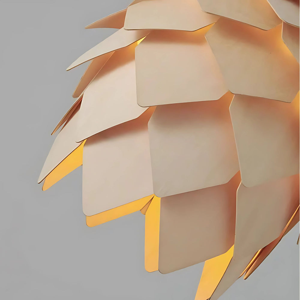 Detaljbild på Taklampa Kotte som visar den lagerbyggda lampskärmen i beige material med mjukt genomsläpp av ljus