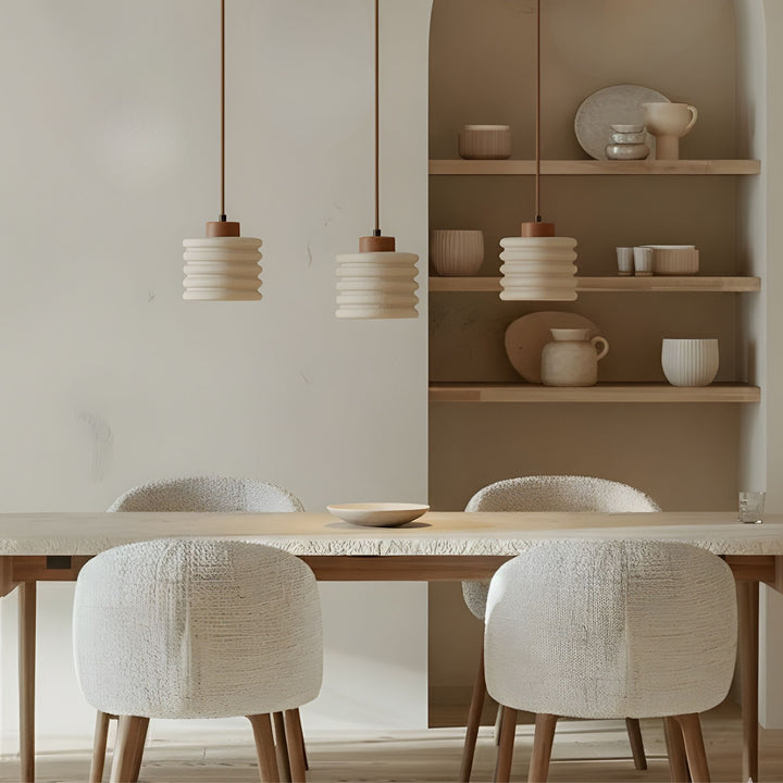 Taklampa Lumo över matbord i harmonisk skandinavisk miljö med mjuka beige toner och naturliga material.