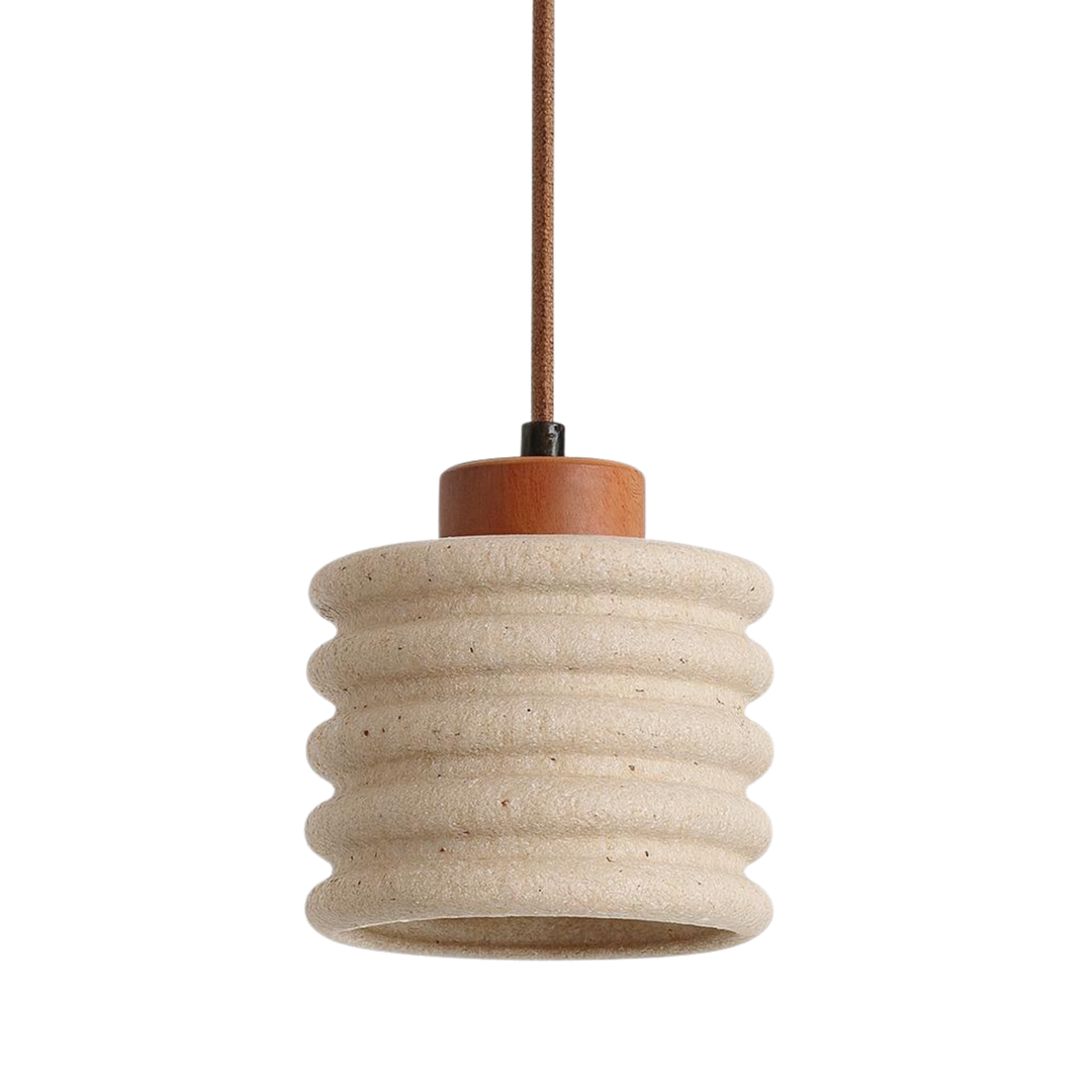 Taklampa Lumo i Travertin med räfflad form och detaljer i trä, stilren pendellampa i skandinavisk design.