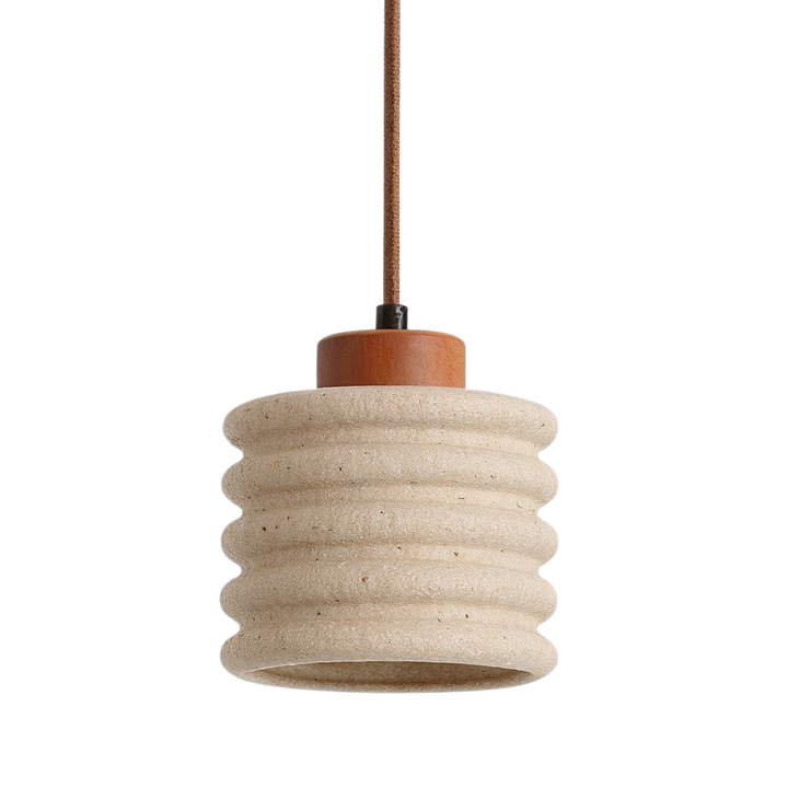 Taklampa Lumo i Travertin med räfflad form och detaljer i trä, stilren pendellampa i skandinavisk design.